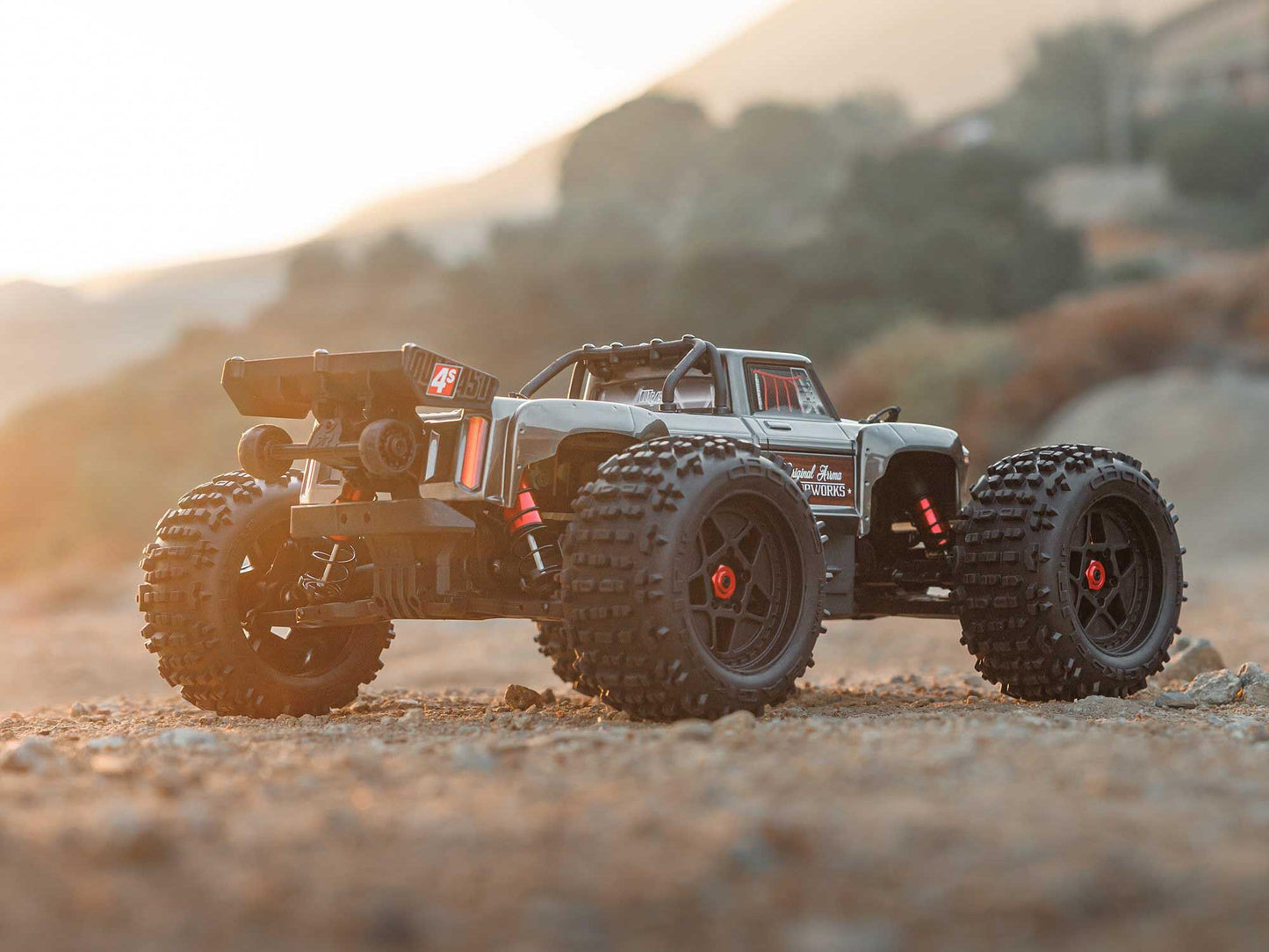 1/10 OUTCAST 4S 4X4 BLX Stunt MT (with Centre Diff) Gunmetal