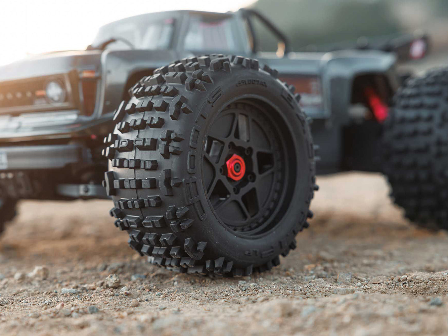 1/10 OUTCAST 4S 4X4 BLX Stunt MT (with Centre Diff) Gunmetal