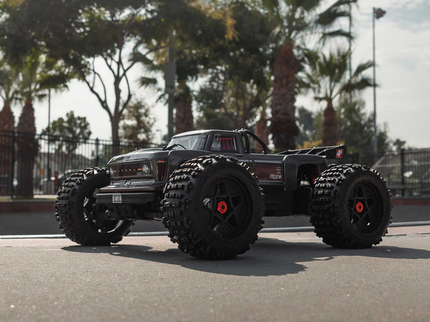 1/10 OUTCAST 4S 4X4 BLX Stunt MT (with Centre Diff) Gunmetal