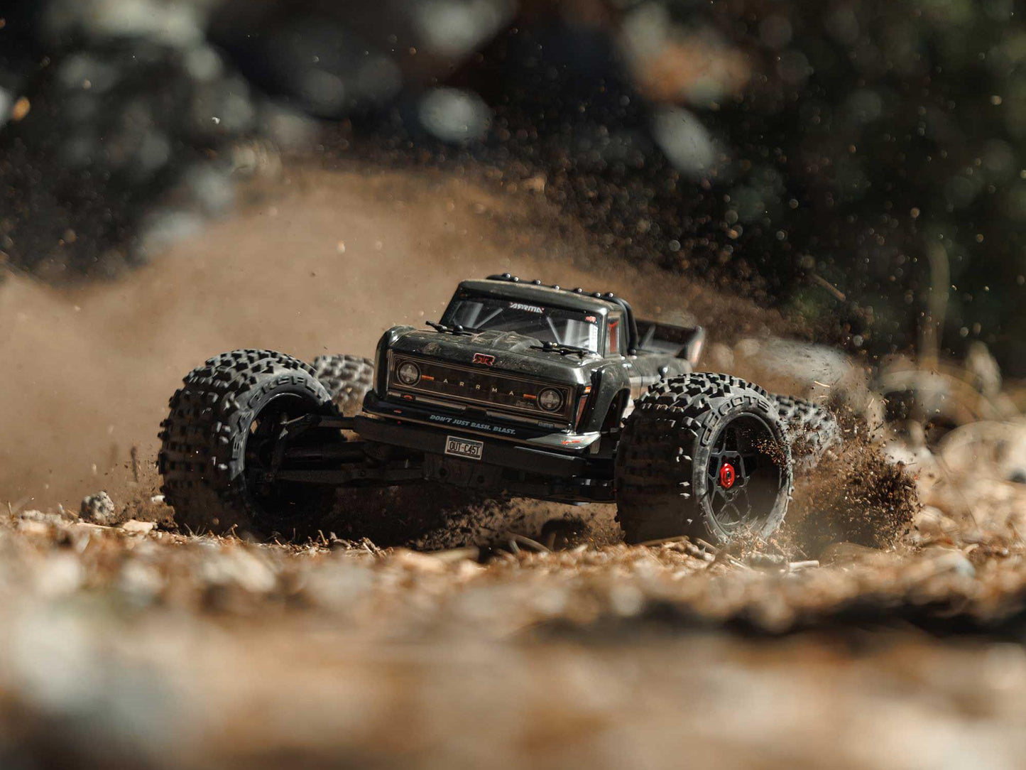 1/10 OUTCAST 4S 4X4 BLX Stunt MT (with Centre Diff) Gunmetal