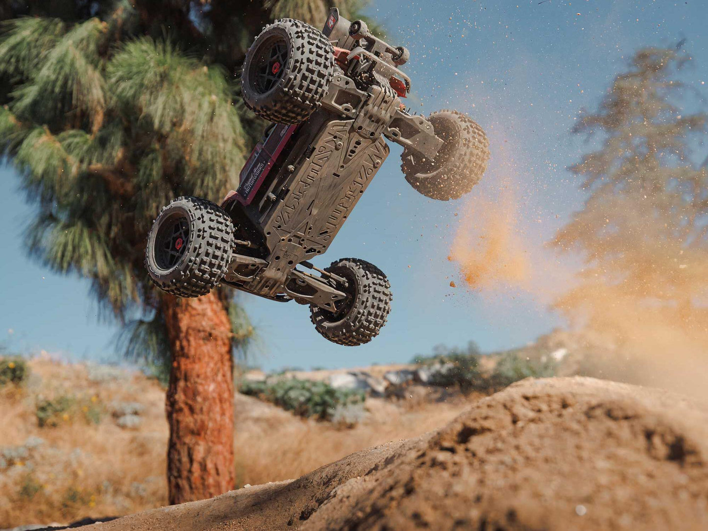 1/10 OUTCAST 4S 4X4 BLX Stunt MT (with Centre Diff) Red