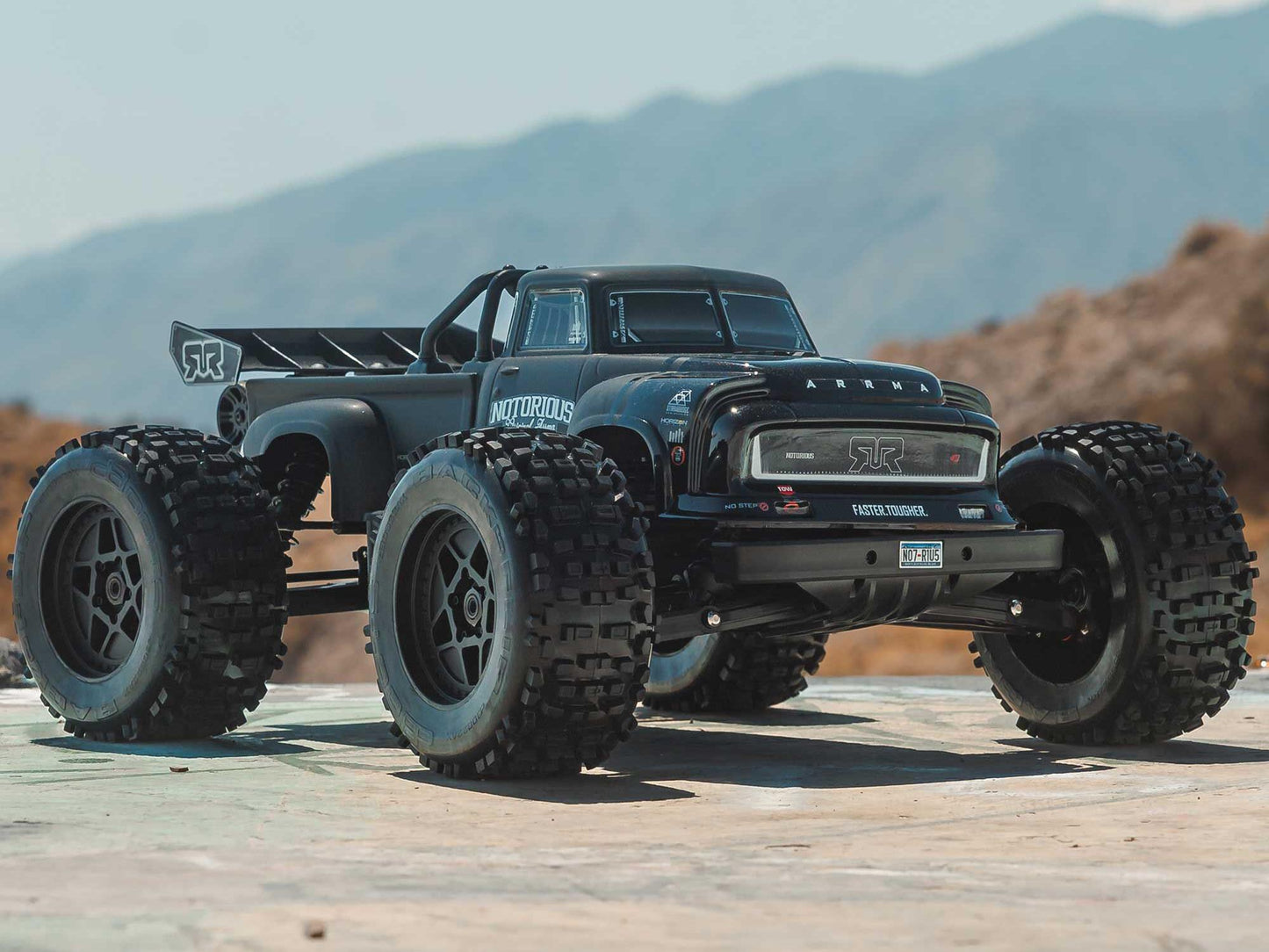 1/8 NOTORIOUS 6S V6 4X4 BLX Stunt Truck RTR Black