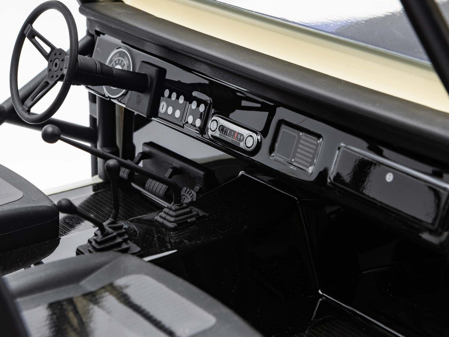 1/10 SCX10 III Early Ford Bronco 4WD RTR Rock Crawler White