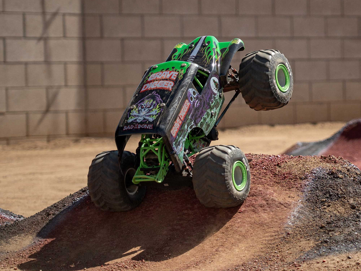 1/8 LMT 2.0 Grave Digger 4X4 Solid Axle Monster Truck RTR