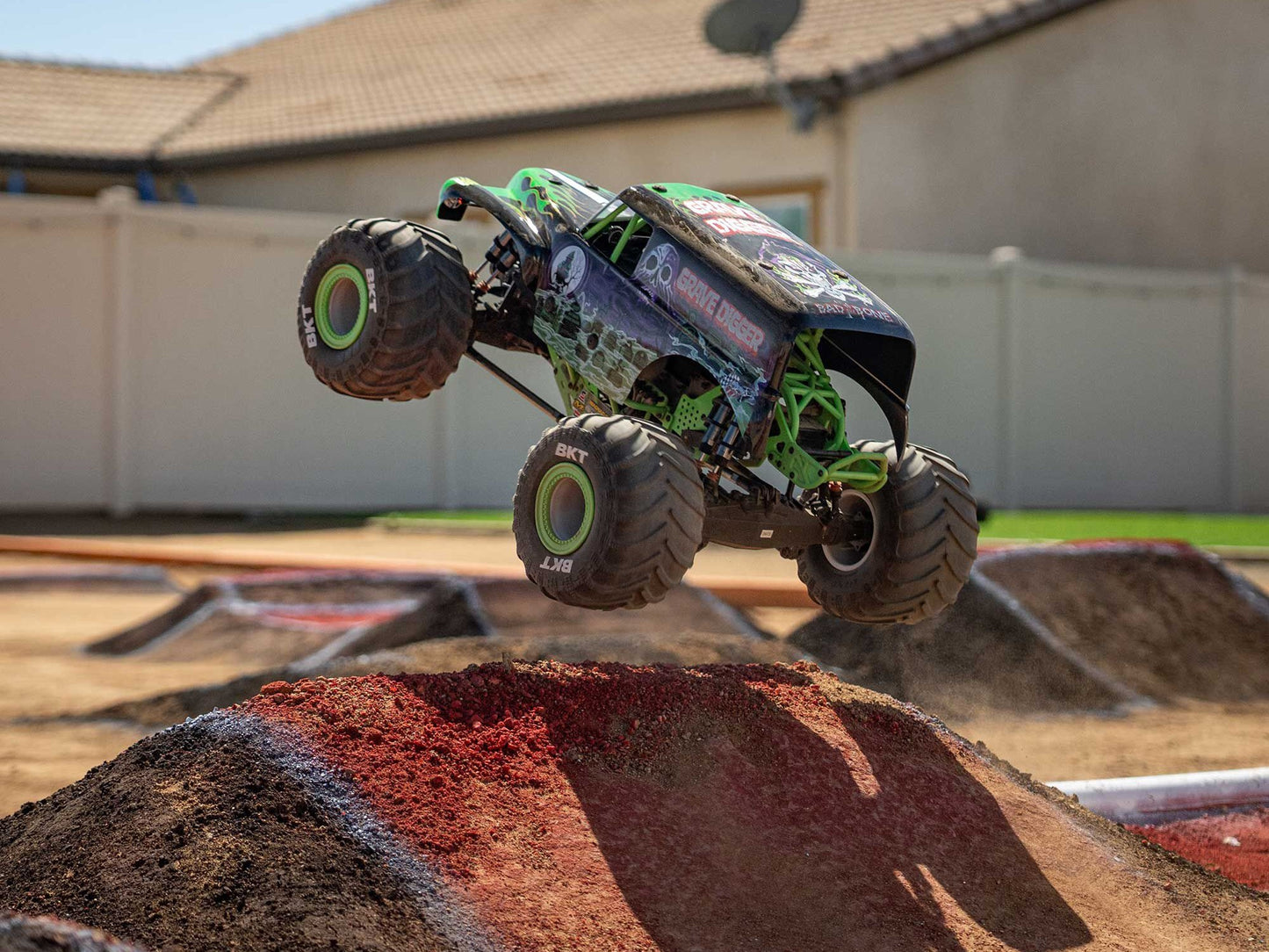 1/8 LMT 2.0 Grave Digger 4X4 Solid Axle Monster Truck RTR