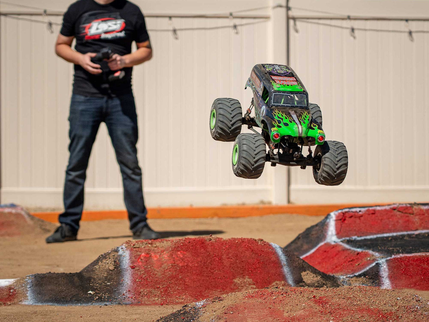 1/8 LMT 2.0 Grave Digger 4X4 Solid Axle Monster Truck RTR
