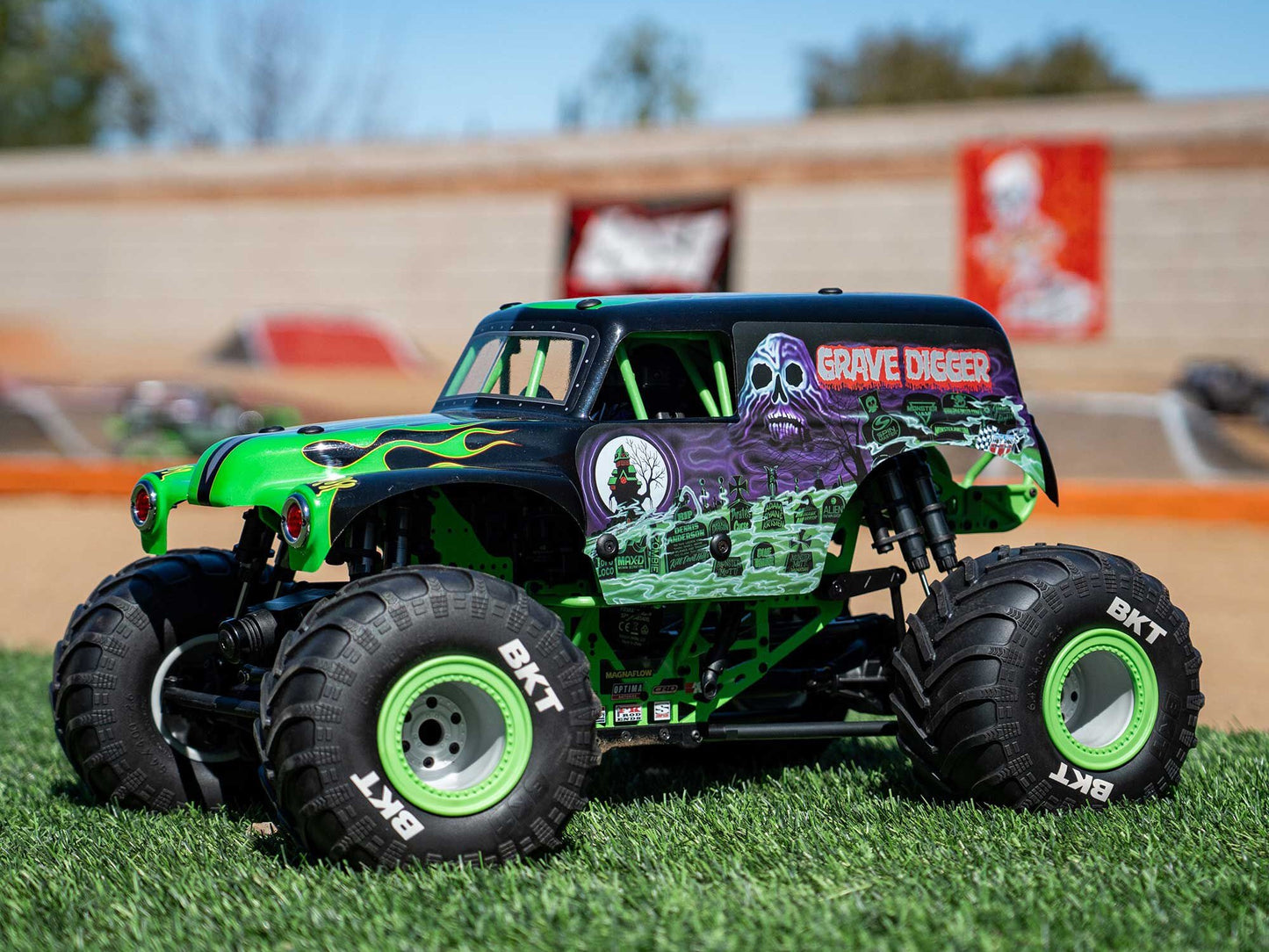 1/8 LMT 2.0 Grave Digger 4X4 Solid Axle Monster Truck RTR