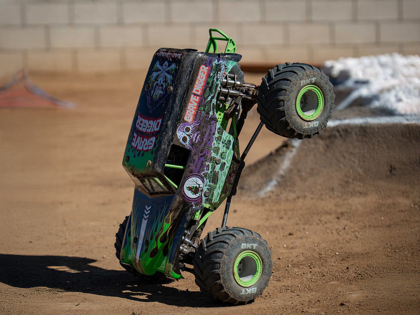 1/8 LMT 2.0 Grave Digger 4X4 Solid Axle Monster Truck RTR