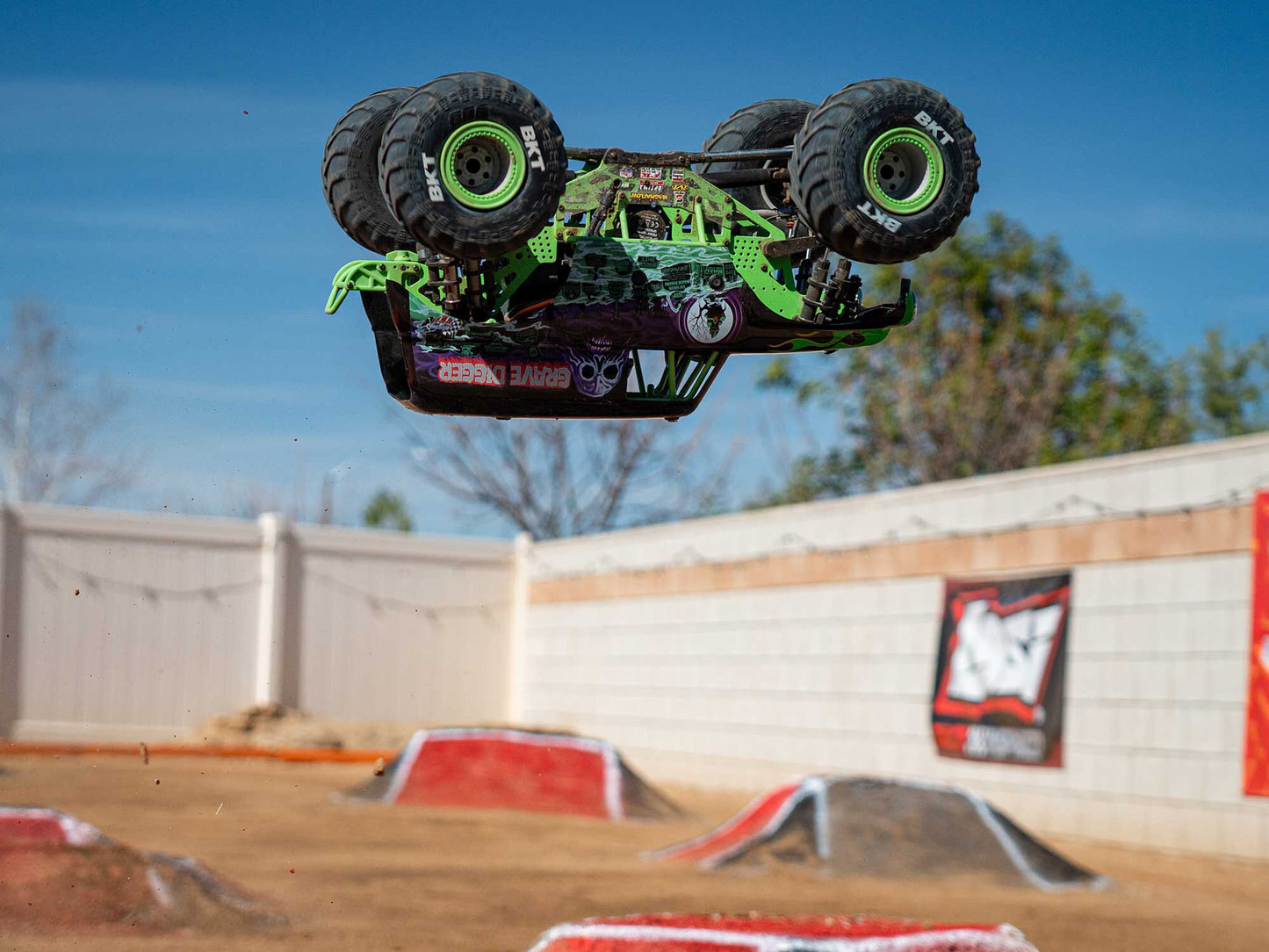 1/8 LMT 2.0 Grave Digger 4X4 Solid Axle Monster Truck RTR