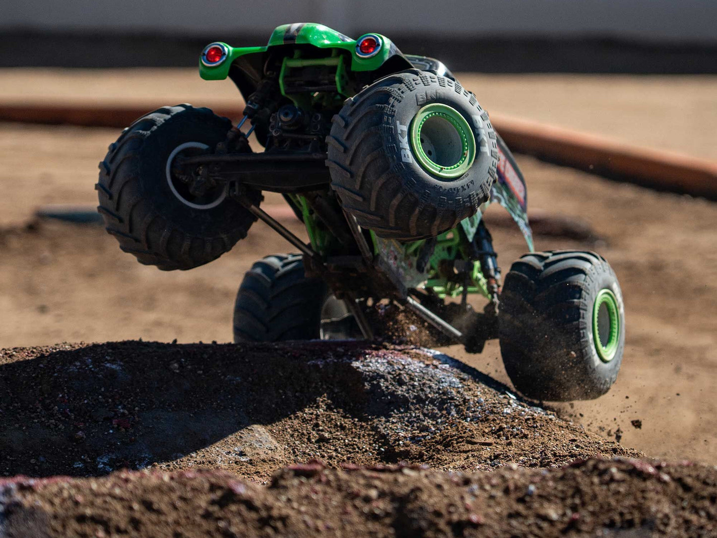 1/8 LMT 2.0 Grave Digger 4X4 Solid Axle Monster Truck RTR