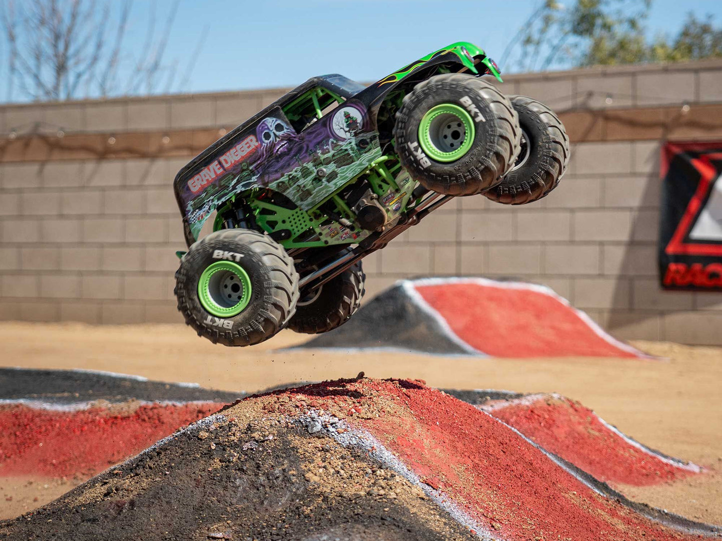 1/8 LMT 2.0 Grave Digger 4X4 Solid Axle Monster Truck RTR