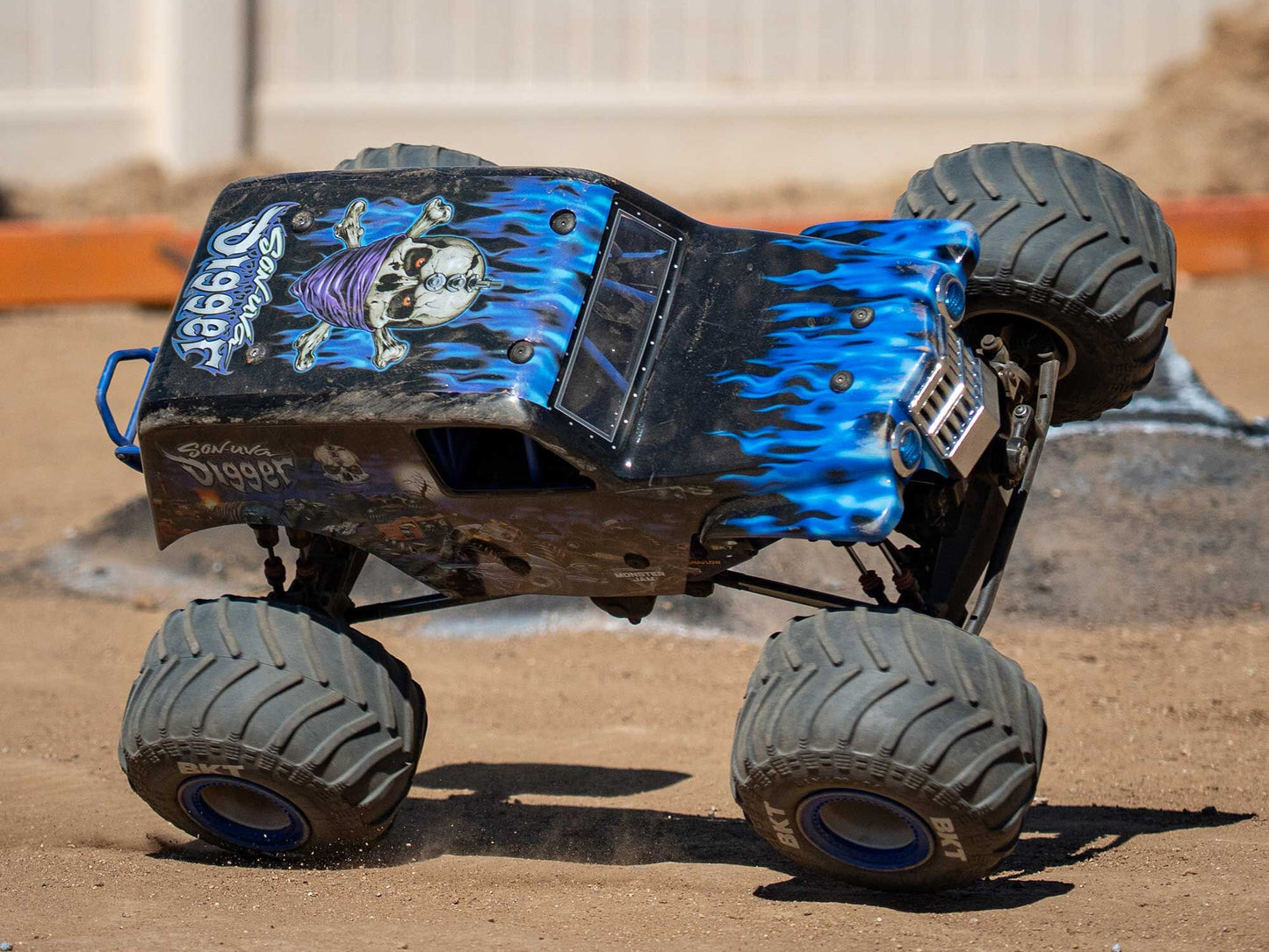 1/8 LMT 2.0 Son-Uva Digger 4X4 Solid Axle Monster Truck RTR