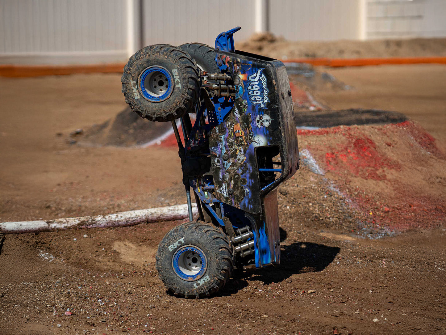 1/8 LMT 2.0 Son-Uva Digger 4X4 Solid Axle Monster Truck RTR