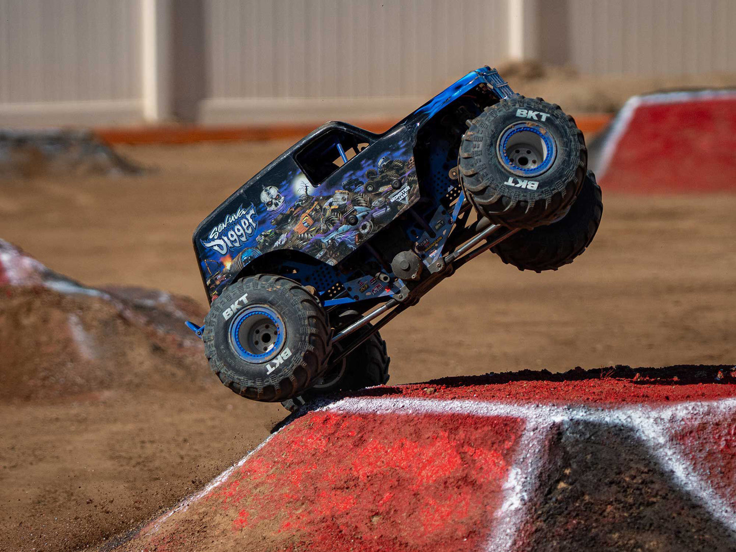 1/8 LMT 2.0 Son-Uva Digger 4X4 Solid Axle Monster Truck RTR