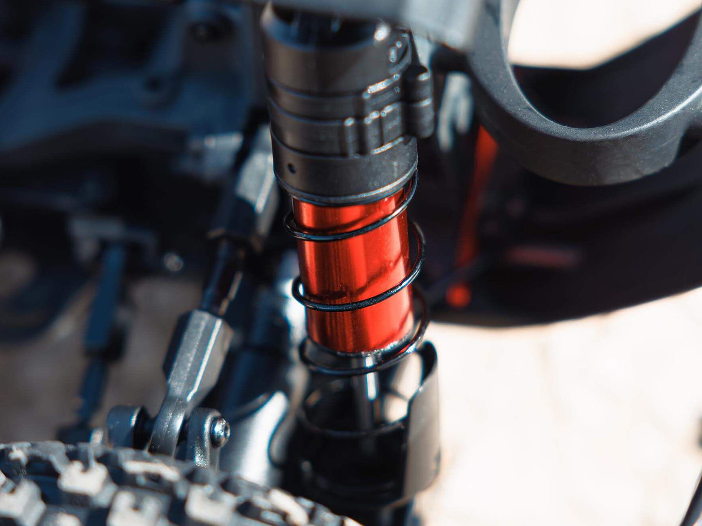 1/8 MOJAVE 4S 4X4 BLX DT (with Centre Diff) RTR White