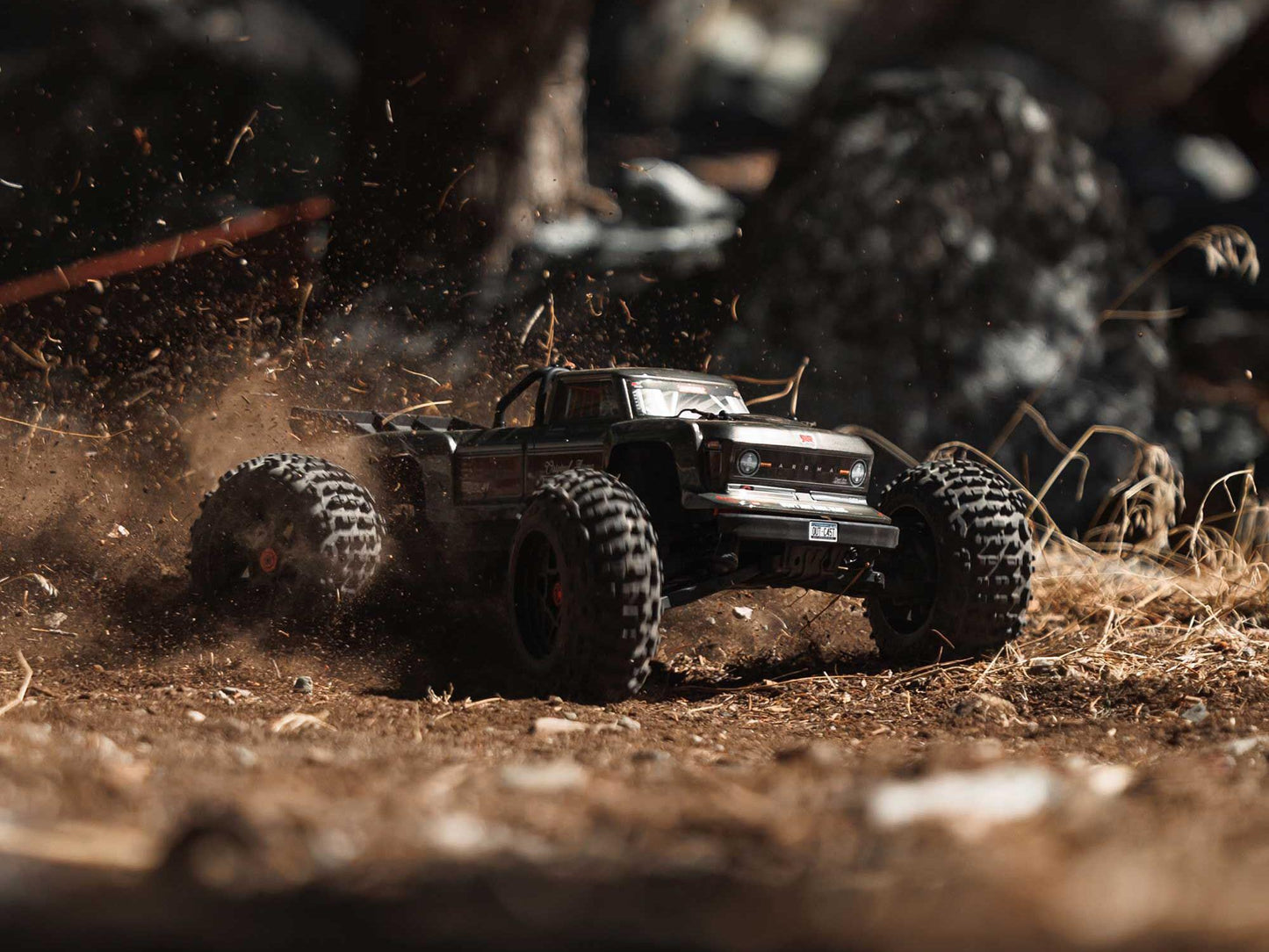 1/10 OUTCAST 4S 4X4 BLX Stunt MT (with Centre Diff) Gunmetal