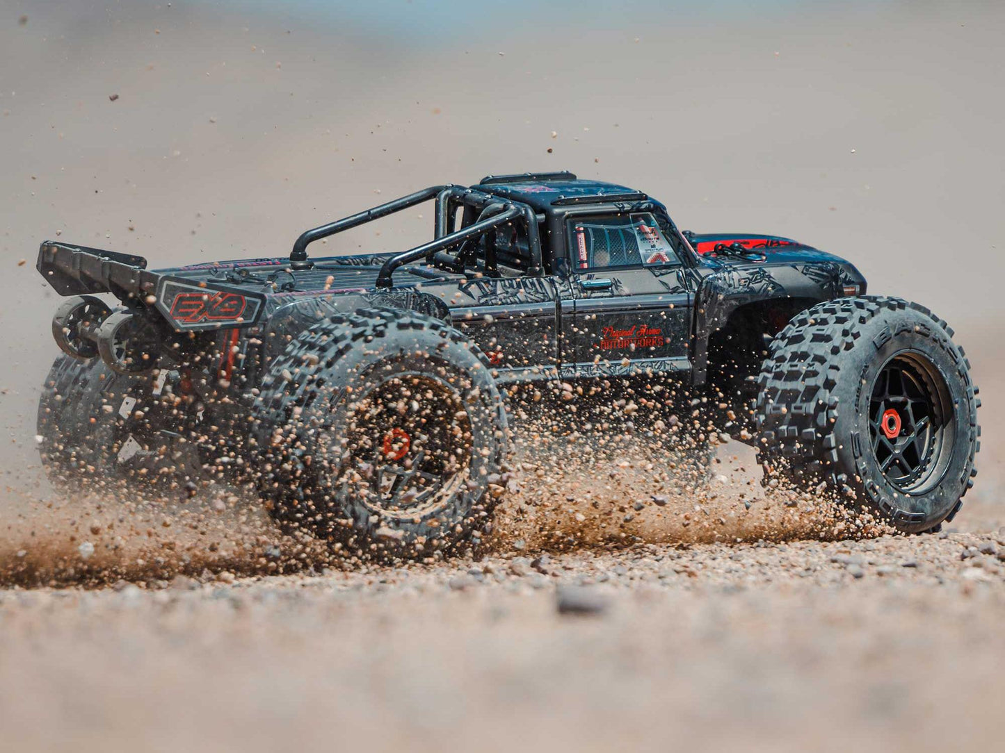 1/5 OUTCAST 8S 4X4 BLX EXB Stunt Truck RTR Black