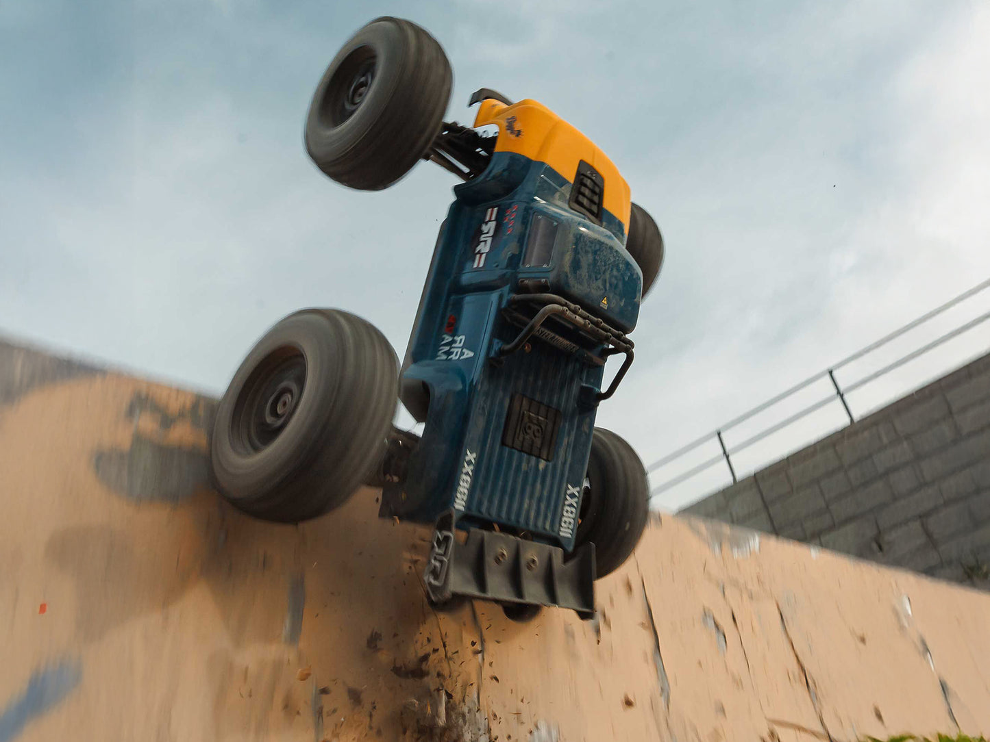 1/8 NOTORIOUS 6S V6 4X4 BLX Stunt Truck RTR Blue