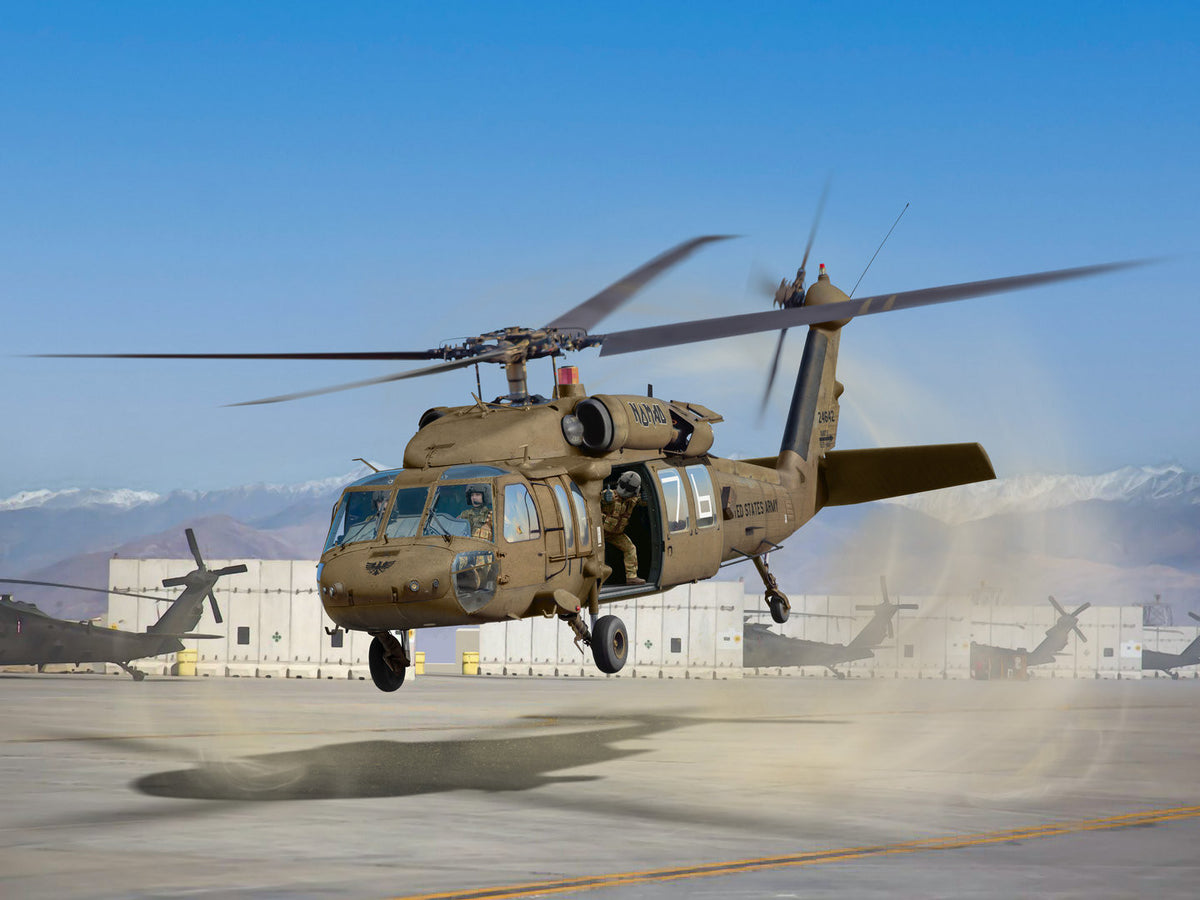 UH-60A Black Hawk Helicopter with 3 Crew Figures